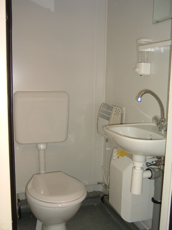 В туалете есть наборы для умывальников,туалетные принадлежности, а также электрообогреватели. Фото: пресс-служба Донеукого горсовета