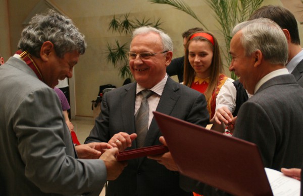 Близнюк наградил Луческу. Фото: www.62.ua