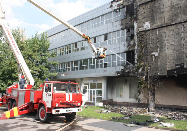 Газовый баллон оставался на козырьке второго этажа здания все время, пока тушили пожар. Фото: МЧС Донецкой области