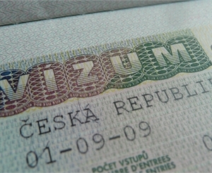 Воспользоваться правом подать документы на «Шенген» смогут лишь те, у которых в паспорте за последние 2 года было как минимум 2 визы стран Шенгена или одна годовая виза. Фото: Влад Беспалов