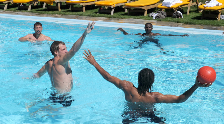 Сегодня с утра Мирча Луческу  предложил своей команде позаниматься фитнесом и поплескаться в бассейне. Фото: shakhtar.com