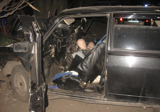 От удара пассажир, сидевший рядом с водителем, скончался на месте. Фото: ГАИ Донецка