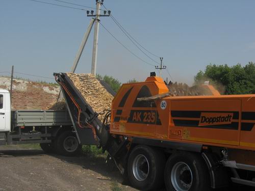 В Донецке сегодня презентовали дробилку для утилизации деревьев. Фото: www.ostro.org