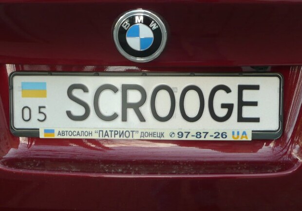 Не пройдете мимо Вы и возле «БМВ» на номерной табличке которого написано «Scroodge». Фото: Влад Беспалов
