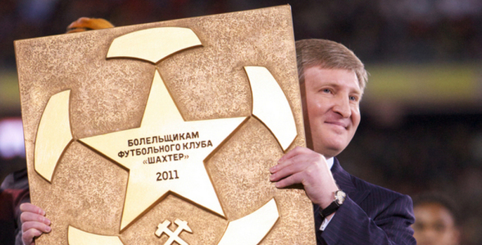 Ахемтов держит звезду. Фото: http://donbass-arena.com
