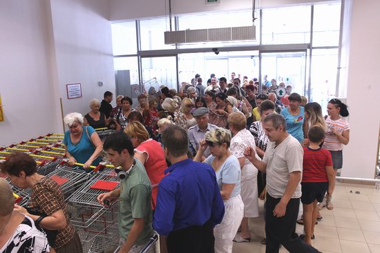 Новость - События - Фотофакт: Невероятная толпа ломится в новый супермаркет в центре Донецка 