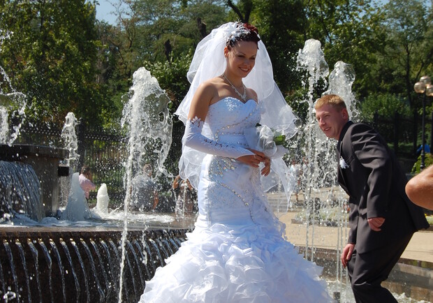 Новость - События - Фотофакт: В День Города парк Щербакова оккупировали красотки-невесты