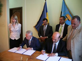 Стороны подписали Договор об экономическом и культурном сотрудничестве. Фото с сайта ugorod.dn.ua