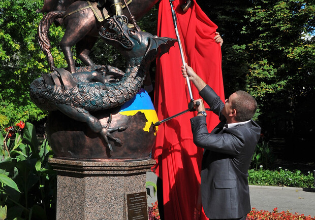 Новость - Досуг и еда - В Донецке появилась скульптура Георгия Победоносца