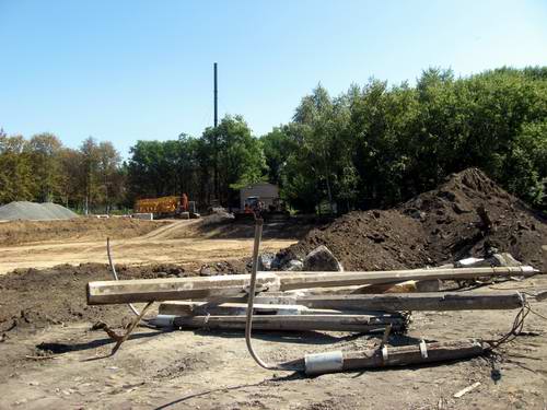Начавшаяся реконструкция парка Петровского по соседству с ОШ № 101 вызывает беспокойство у местных жителей. Фото: ostro.org