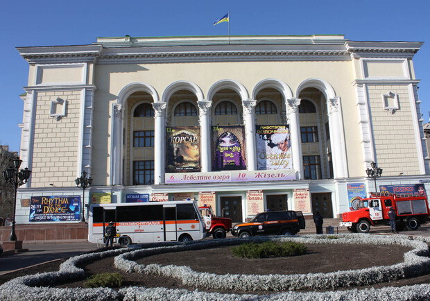 Горел театр оперы и балета. Фото: пресс-служба МЧС Донецкой области 