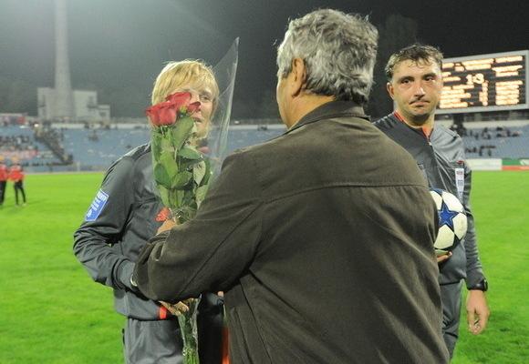 Луческу подарил розы арбитру матча "Таврия" – "Шахтер". Фото: http://shakhtar.com/