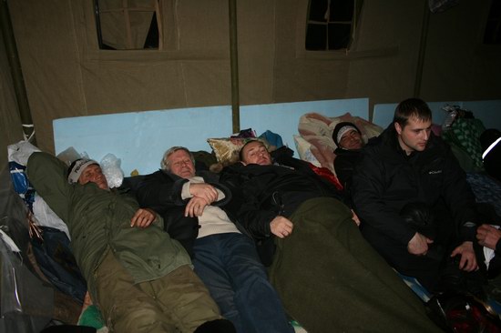 Новость - События - Ночь в Донецке: десятки чернобыльцев делят на всех одну лежанку