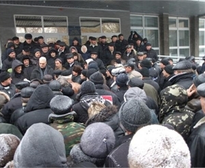 В акции протестующие, основная часть которых были пенсионеры, хотели передать резолюцию. Фото: http://www.62.ua