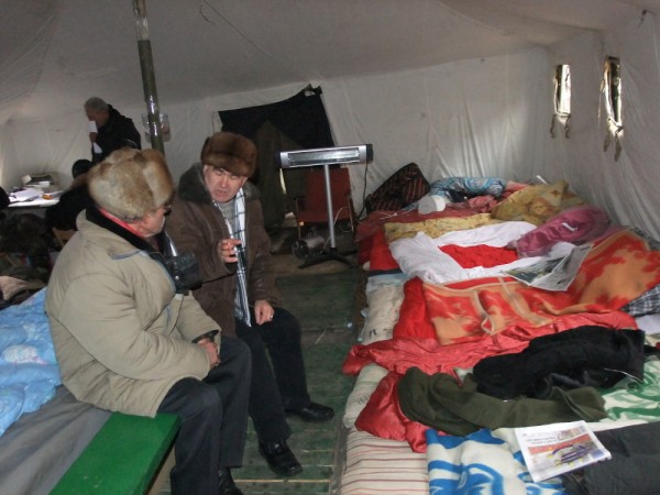 В большой армейской палатке почти никого нет. Фото: www.62.ua