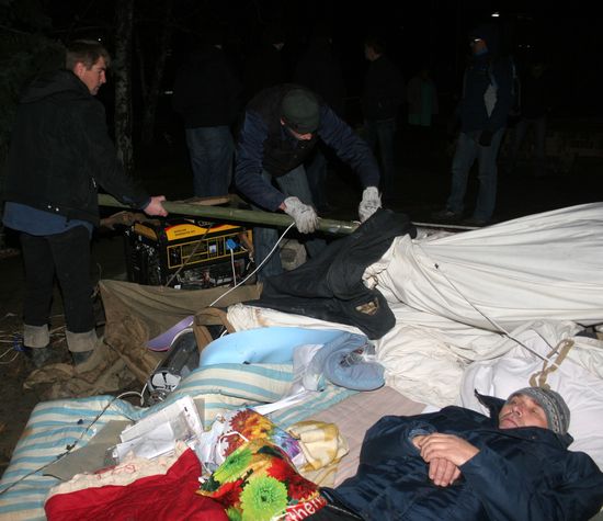 Один из голодавших чернобыльцев Владимир Деркач и несколько его товарищей отказались выходить из палатки. Фото: ostro.org