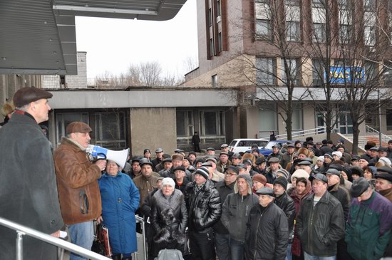 Донецкие чернобыльцы под управлением ПФУ требуют от власти выполнения судебных решений . Фото: http://ostro.org