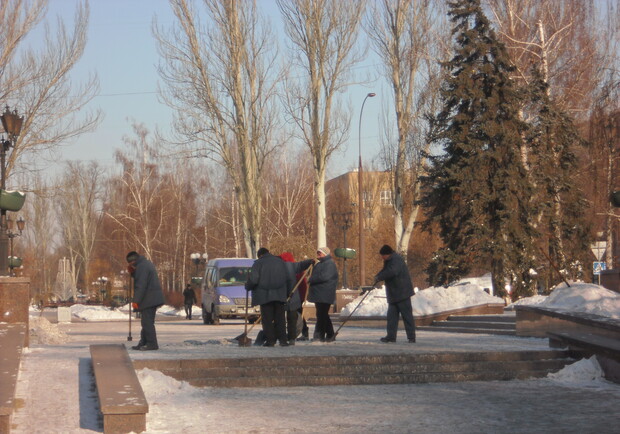 Новость - События - Фотофакт: На кусочек тротуара в центре Донецка накинулась целая бригада дворников