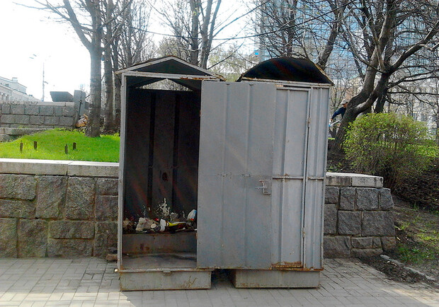 Общественный туалет на площади Ленина в самом сердце Донецке превратился в кошмарное зрелище. Фото: ihellbilly.livejournal.com