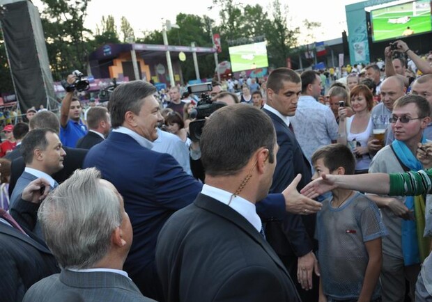 Донецкую фан-зону накануне посетил Президент Виктор Янукович. Фото: ostro.org