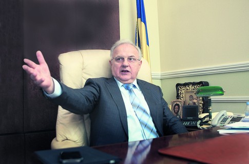 Анатолий Михайлович отмечает годовщину в должности министра. Фото: segodnya.ua