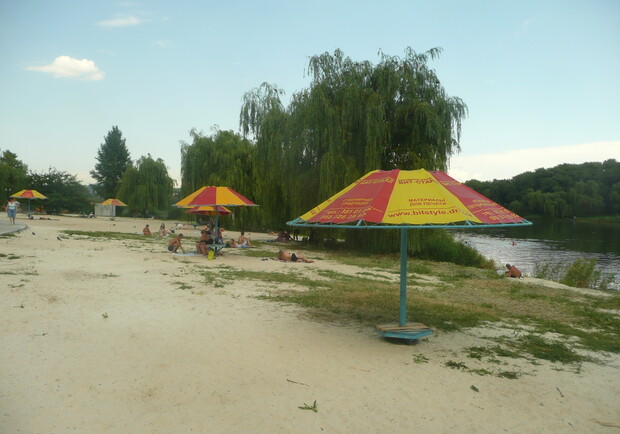 Место отдыха на Набережной полностью устраивает горожан. Вот только водичка была бы лучше. Фото: Влад Беспалов