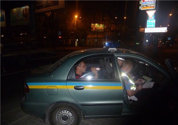 Водитель не стесняясь камеры, продолжал пить пиво даже в патрульном автомобиле. Фото: roadcontrol.org.ua