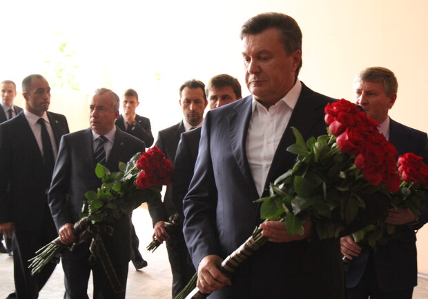 Глава государства в сопровождении "сливок" Донбасса прибыл на похороны мэра Енакиево. Фото: Константин Буновский