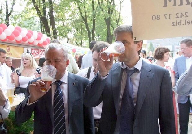 Новость - Люди города - Как мэр Донецка и губернатор пивка "тяпнули" 