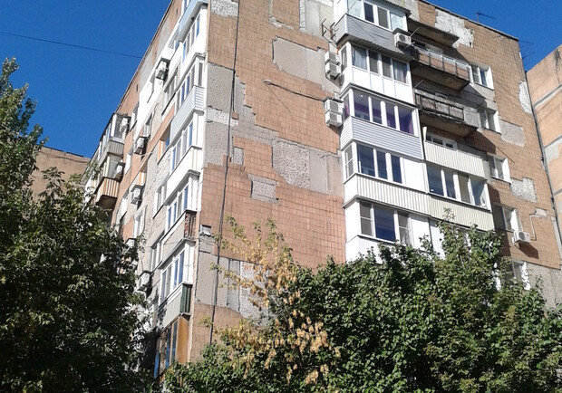 В Донецке со стен высотки на головы прохожих сыпется плитка. Фото: Kujbysheva_215