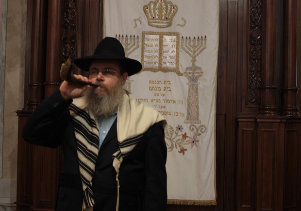 Новость - Досуг и еда - Фотопрогулка по донецкой синагоге: шляпы и пейсы, громкий шофар и фаршированная рыба