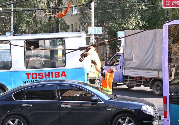 В Донецке обрыв троллеи парализовал движение транспорта. Фото: 62.ua