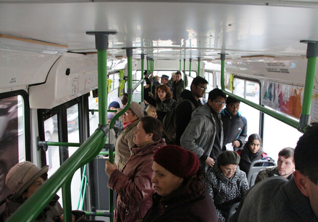 Донецкие пассажиры в транспорте, где убрали кондукторов, не могут нормально оплатить проезд. Фото: rzn.info
