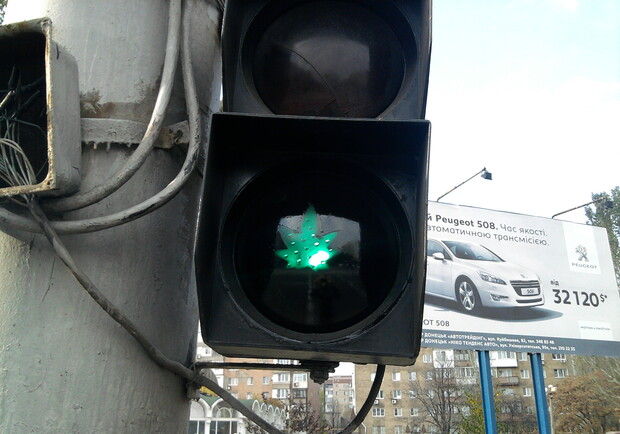 В Донецке неизвестные разрисовали светофор. Фото: автора