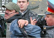 В Донбассе с участка милиция выволокла оппозиционера. Фото: novosti.dn.ua