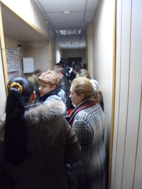 Народ занимает очередь с самого утра. Фото: http://donetsk.comments.ua