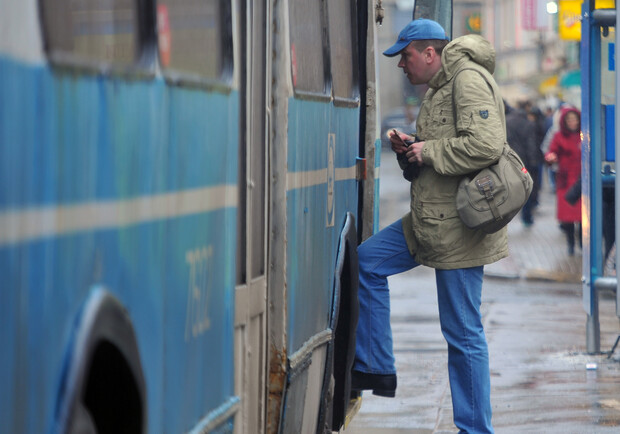 После покупки парка новых троллейбусов и автобусов к ЕВРО-12, чиновники взялись полностью переформатировать отношения с пассажирами. Фото из архива КП