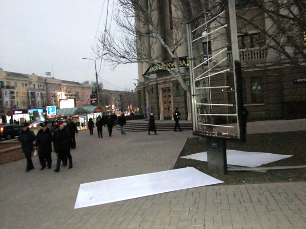 В центре Донецка, возле здания облгосадминистрации вандалы разбили рекламный стенд. Фото: http://www.62.ua