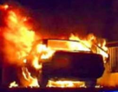 Труп водителя нашли в багажнике сгоревшей машины. Фото: http://steer.ru