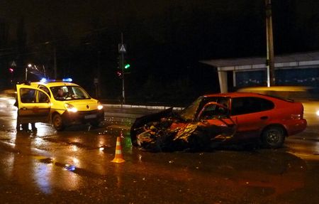  Красная "Toyota Corolla" буквально летела по мокрому асфальту. Фото: donbass.ua