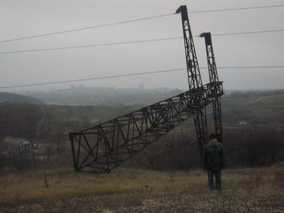 Сфотографироваться на фоне постапокалиптического пейзажа нашлось сразу несколько желающих. Фото: Донбасс