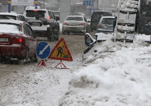 В Донецкой области снегом заносит не только легковушки, но даже грузовики. Фото: 62.ua/