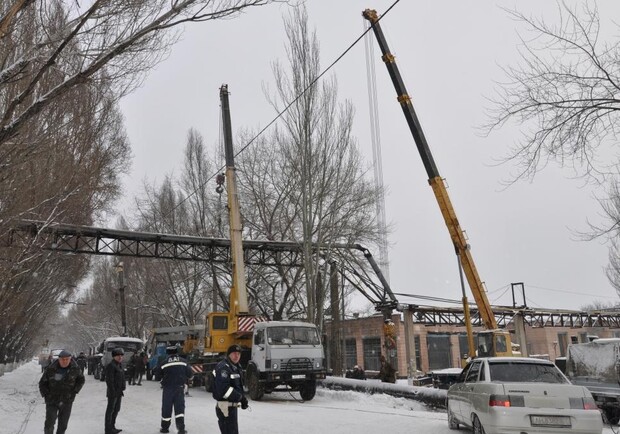 В Донецкой области под напором снега обрушилась металлическая эстакада. Фото: gorlovka-info.com