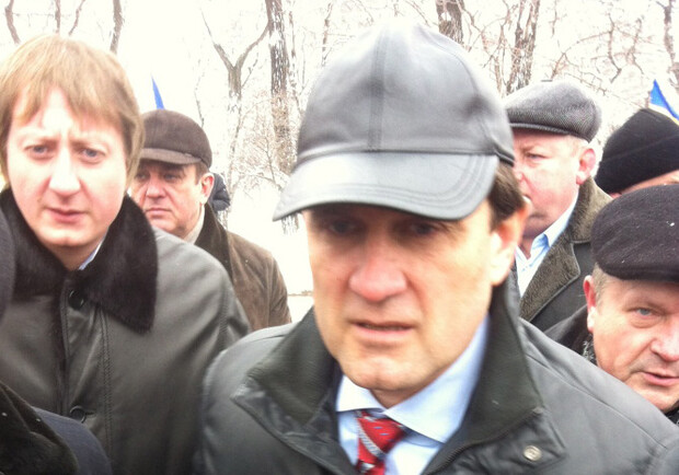 Донецкий губернатор предпочитает головные уборы от Гуччи и Армани. Фото: novosti.dn.ua