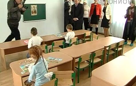 В Макеевке в поселке Бажанова открыли новый детский сад. Принт-скрин с видео телеканала "Юнион"