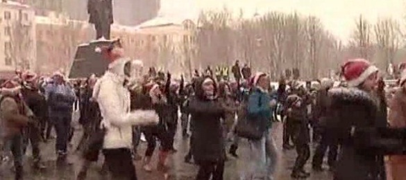 В Донецке Деды Морозы устроили зажигательные танцы. Фото - скриншот видео.