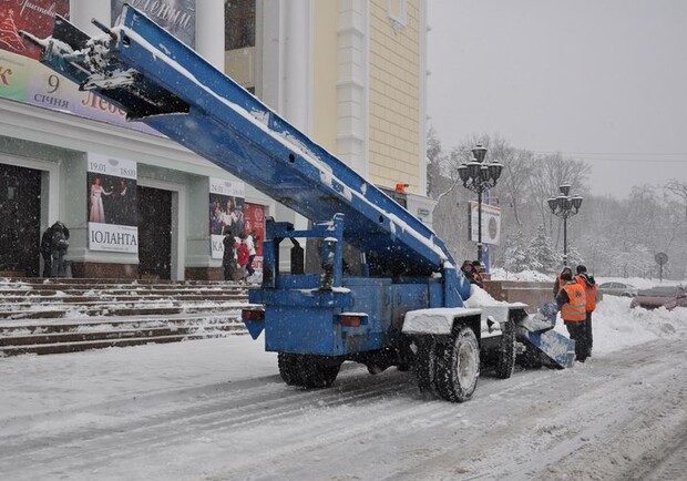 В Донецке выпал опасный уровень снега. Фото: ostro.org 