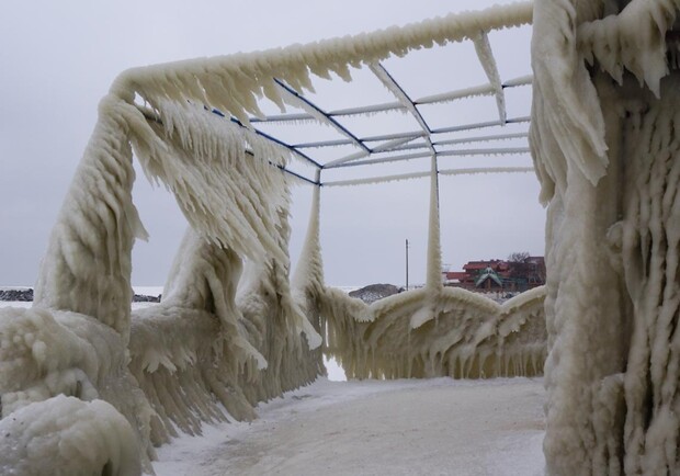 Новость - События - Поразительные фото: Азовское море замерзло в виде сказочных сталактитов