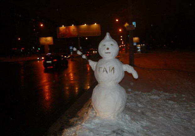 Вдоль одной из магистралей кто-то слепил снеговика с жезлом. Фото: vk.com 