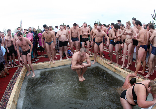 Новость - Досуг и еда - Крещение-2013 в фотографиях: ледяная водица, голые люди и нарядные священники 